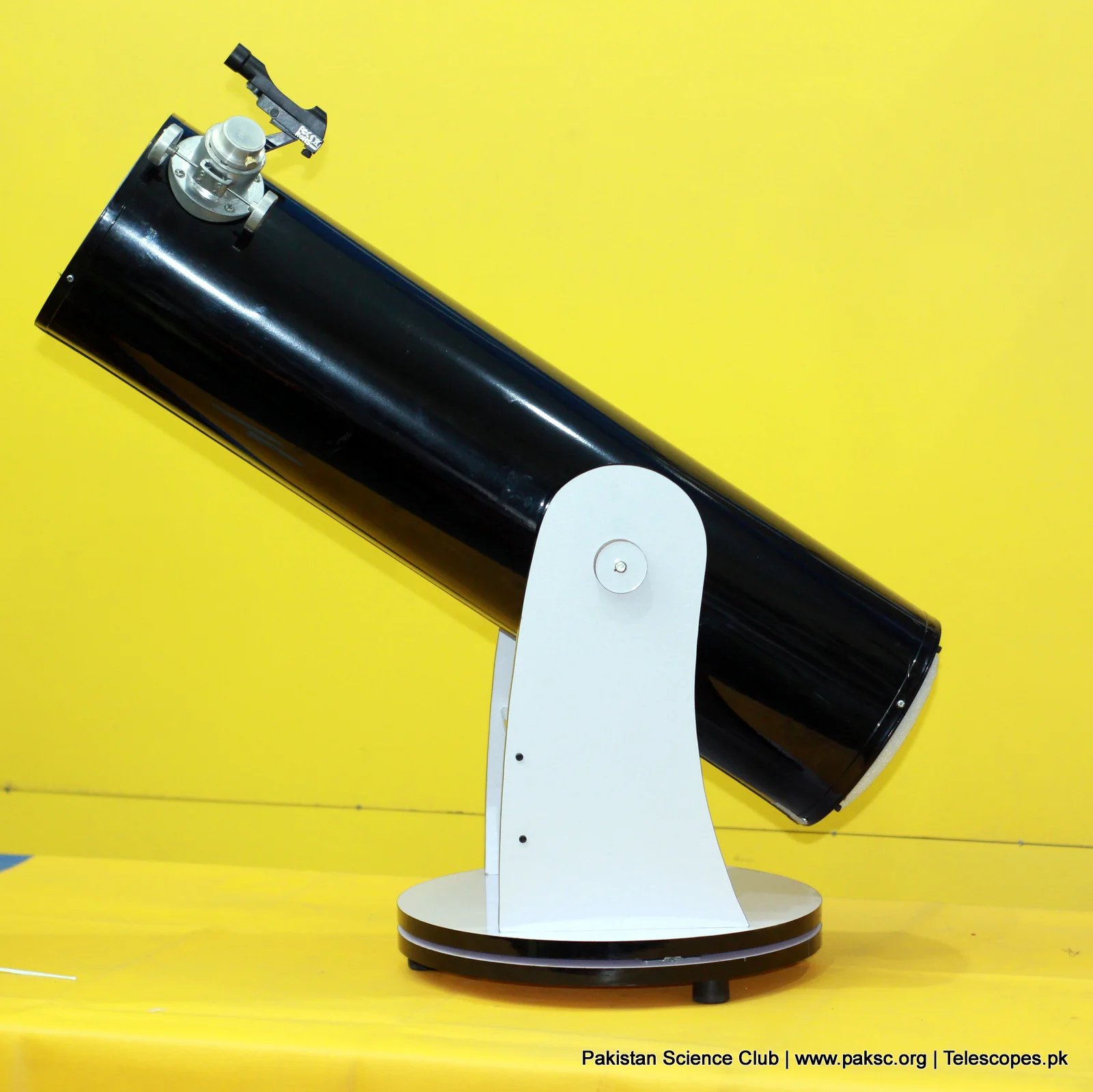 Side view showing the full tube length on a white Dobsonian base