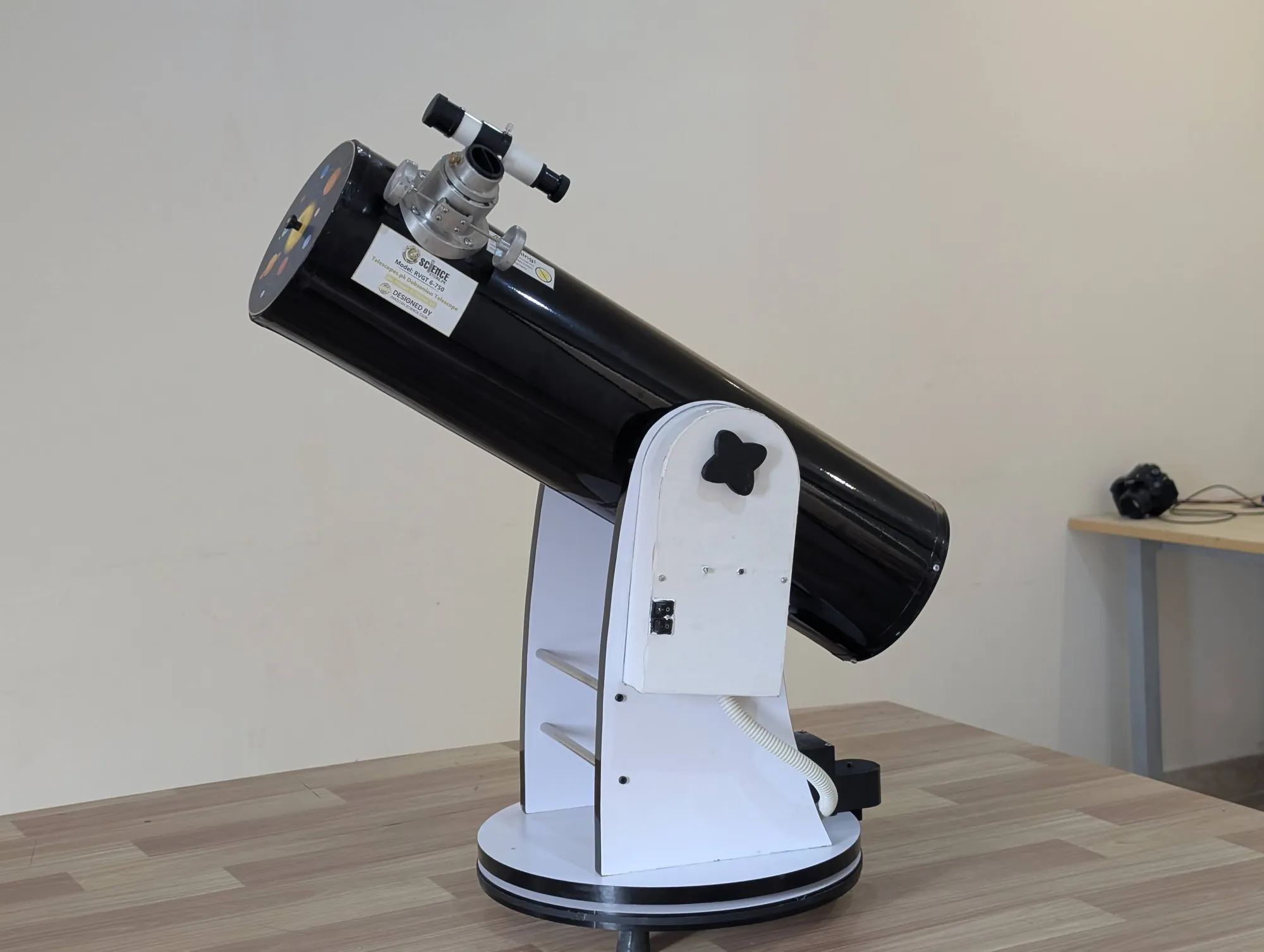 RVision GT 6-750 on a wooden table: black 150 mm Newtonian tube on its white motorised Dobsonian base.